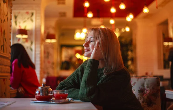 Mulher Camisola Sentada Restaurante Com Uma Xícara Chá Frutas Olhando — Fotografia de Stock