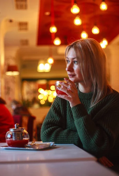 Mujer Suéter Sentada Restaurante Con Una Taza Frutas Mirando Por —  Fotos de Stock