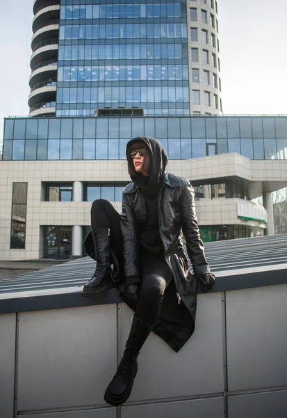 Женщина Длинном Кожаном Пальто Шпионка Фоне Современного Здания Бизнес Центра — стоковое фото