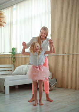 Anne ve kızı evde oynarken eğleniyorlar.