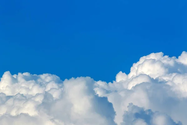 澄んだ青い空の背景にふわふわの白い雲 夢のような自然風景 — ストック写真