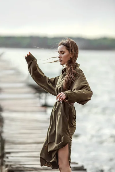 Красивая Молодая Женщина Длинном Зеленом Платье Деревянном Пантоне Реки — стоковое фото