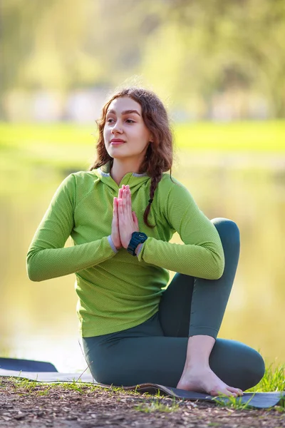 Jonge Vrouw Mediteert Beoefent Yoga Oever Van Rivier Tegen Achtergrond — Stockfoto