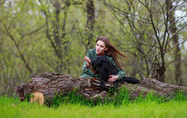 Jovem Mulher Estilo País Roupas Exercícios Com Cão Retriever Preto — Fotografia de Stock