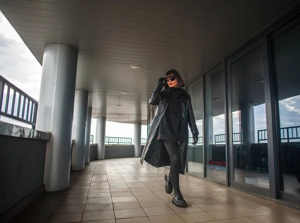 Женщина Черном Кожаном Пальто Очках Спешно Выходит Здания Бизнес Центра — стоковое фото