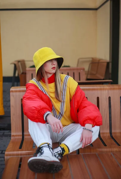 Tiener Meisje Kleurrijke Jeugd Stijl Kleding Een Rode Jas Gele — Stockfoto