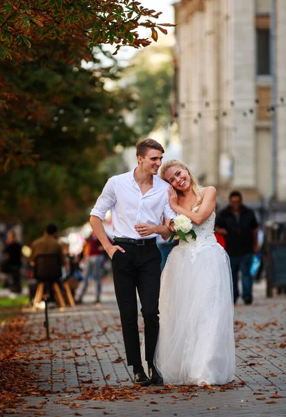 ロマンチックな愛と幸せな新婚夫婦が一緒に古いヨーロッパの町の通りに沿って単に歩く — ストック写真