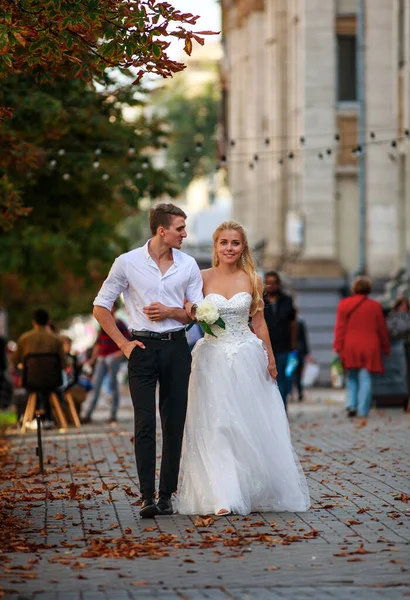 Romantický Milující Šťastný Novomanželský Pár Kráčející Spolu Vesele Ulici Starého — Stock fotografie