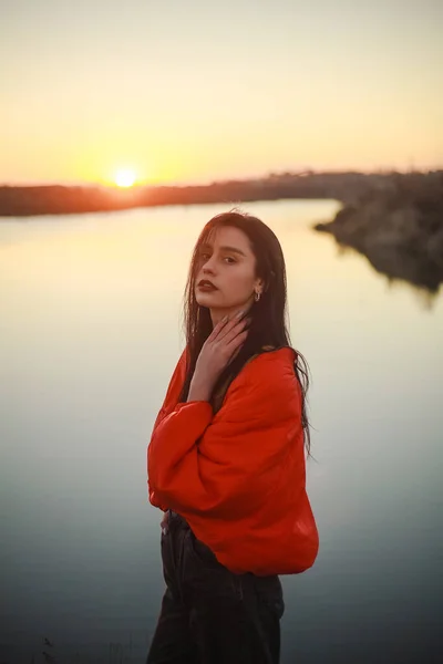 Portrait Une Fille Élégante Mode Sur Fond Lac Soleil Couchant — Photo