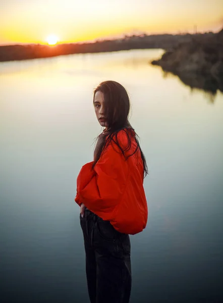 Porträt Eines Modisch Stilvollen Mädchens Auf Dem Hintergrund Eines Sees — Stockfoto