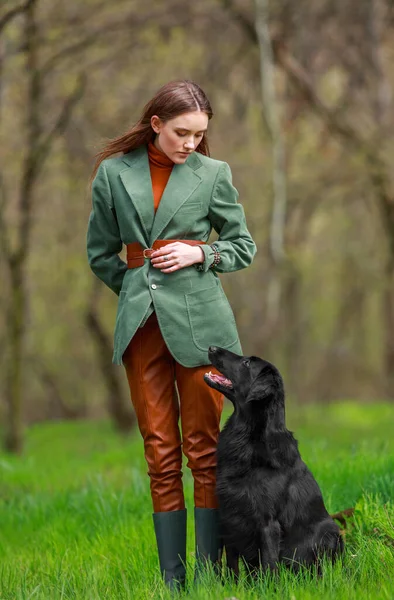 Mladá Módní Žena Country Stylu Trénink Černého Retrívra Psa Jarním — Stock fotografie