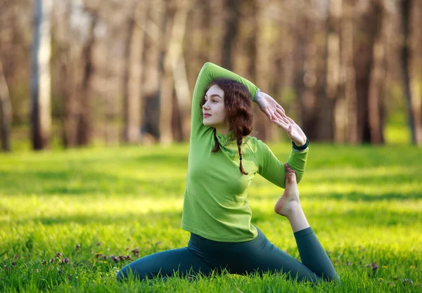 Atletisch Sportief Meisje Het Park Groen Gras Doen Fitness Oefeningen — Stockfoto