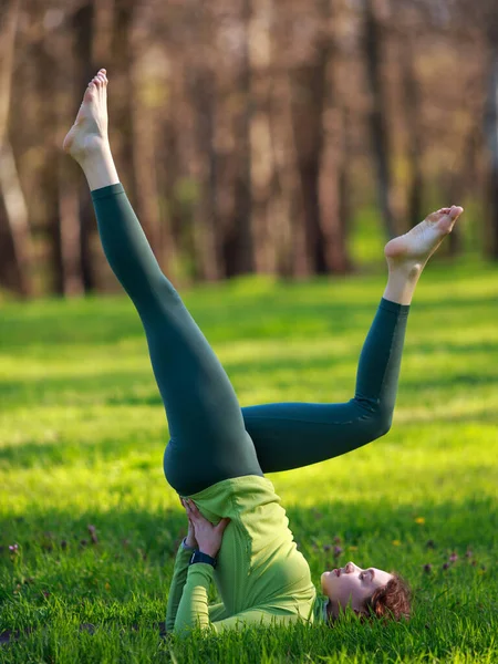 Atletisch Sportief Meisje Het Park Groen Gras Doen Fitness Oefeningen — Stockfoto