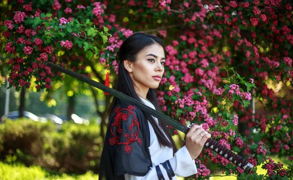 Jovem Menina Asiática Kimano Tradicional Jardim Florescente Com Samurai Japonês — Fotografia de Stock