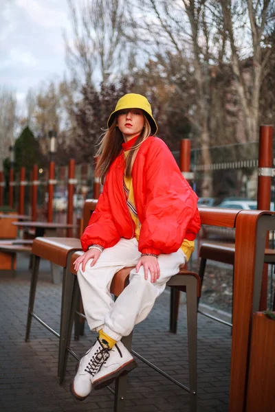 Teenager Mädchen Bunten Jugendkleidern Urbanen Stil Auf Einer Straße Der — Stockfoto