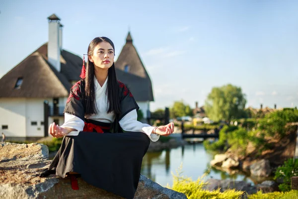 Chica Asiática Sentada Una Piedra Meditando Posición Loto Kimono Tradicional —  Fotos de Stock