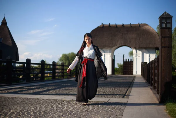 Chica Coreana Joven Kimono Tradicional Antiguo Entrada Puerta Asentamiento Rural —  Fotos de Stock