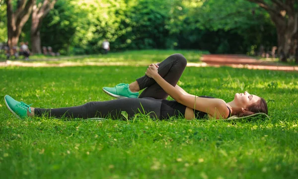 Jonge Vrouw Doet Fitness Oefeningen Die Het Lichaam Uitrekken Een — Stockfoto