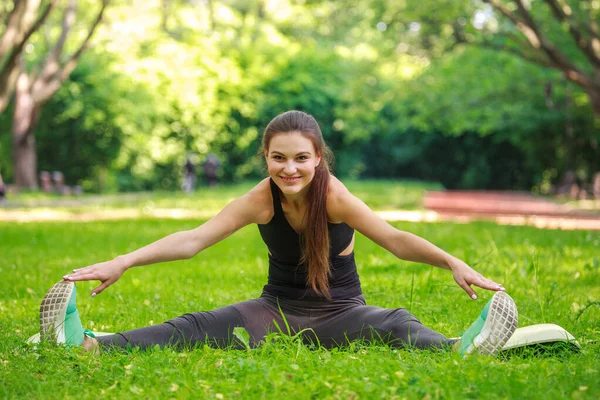 Jovem Mulher Fazendo Exercícios Fitness Alongando Corpo Parque Verde Grama — Fotografia de Stock