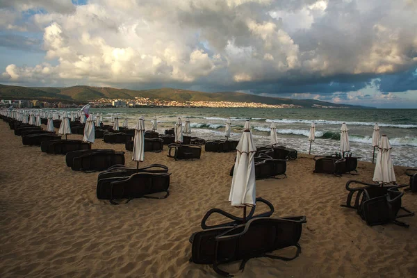 Prázdná Písečná Mořská Pláž Lehátky Pozadí Pestrobarevné Dramatické Oblohy Evropa — Stock fotografie