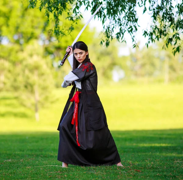 Joven Mujer Asiática Kimono Tradicional Entrena Técnicas Lucha Con Espada —  Fotos de Stock