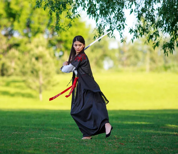 Jovem Mulher Asiática Quimono Tradicional Treina Técnicas Luta Com Espada — Fotografia de Stock