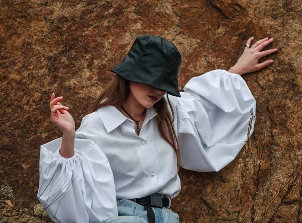 Stilvolles Modell High Fashion Freien Vor Dem Hintergrund Von Steinen — Stockfoto