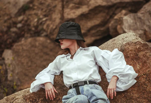 Modelo Elegante Alta Moda Livre Fundo Pedras Rochas Vestuário Retrato — Fotografia de Stock