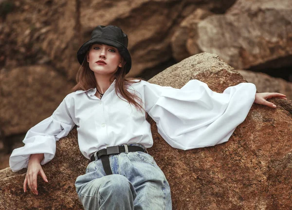 Stilvolles Modell High Fashion Freien Vor Dem Hintergrund Von Steinen — Stockfoto