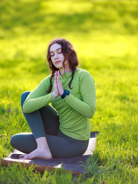 Meisje Een Groen Park Het Gras Doet Yoga Meditatie Actieve — Stockfoto