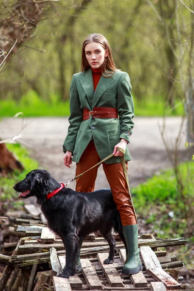 Mädchen Stilvoller Rustikaler Landkleidung Mit Einem Schwarzen Retriever Jagdhund Beim — Stockfoto