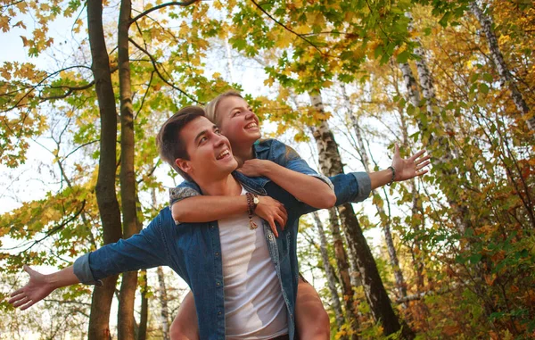 Молода Закохана Пара Щасливо Гуляє Разом Прекрасному Осінньому Парку Барвистій — стокове фото