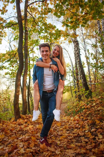 Junges Verliebtes Paar Spaziert Glücklich Zusammen Einem Wunderschönen Herbstpark Bunte — Stockfoto