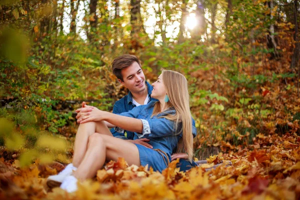 美しい秋の公園 カラフルな自然 屋外でのレジャー活動で一緒に楽しく歩く愛の若いカップル — ストック写真