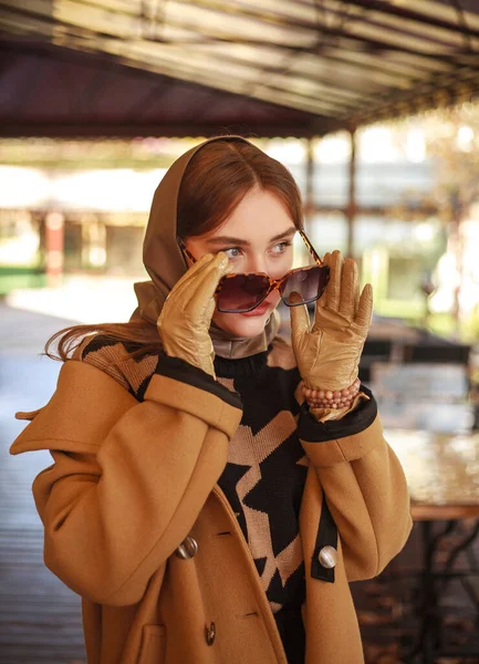 Giovane Donna Alla Moda Lungo Cappotto Beige Presso Sito Del — Foto Stock