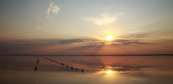 Cielo Colorido Puesta Del Sol Soñador Dramático Sobre Superficie Tranquila — Foto de Stock