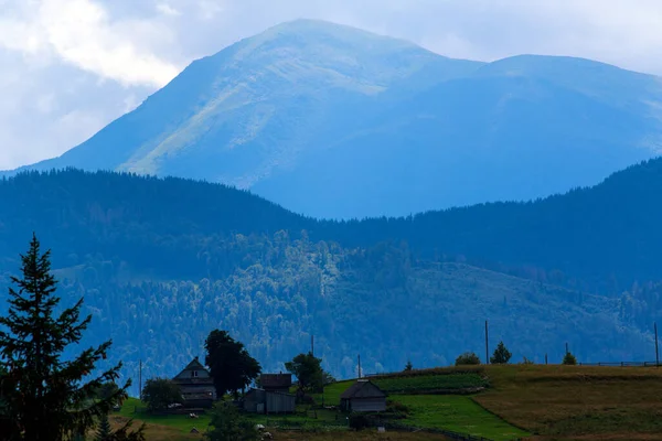 山地景观背景乡村聚落在针叶林 旅游和旅行中的乌克兰喀尔巴阡山脉 — 图库照片