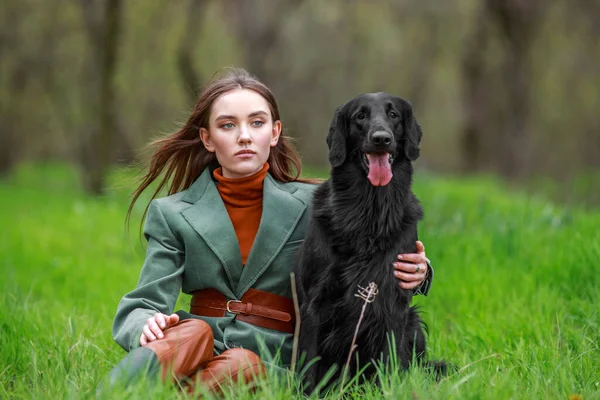 Portretul Unei Femei Tinere Într Stil Țară Haine Câine Negru — Fotografie, imagine de stoc