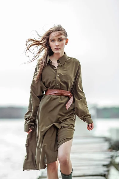 Einsames Nachdenkliches Mädchen Gedankenverloren Auf Einer Holzbrücke Fluss Braunem Kleid — Stockfoto