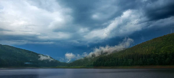 Paisagem Impressionante Montanhas Coníferas Verdes Acima Lago Contra Fundo Nuvens — Fotografia de Stock