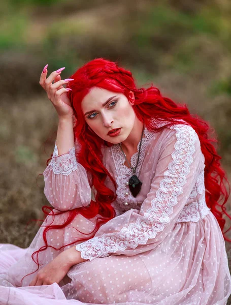 Aufgeregte Dame Mit Roten Haaren Und Einem Langen Rosa Kleid — Stockfoto
