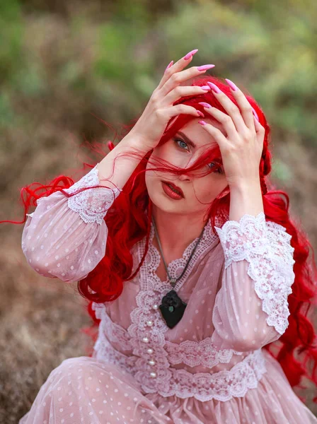 Aufgeregte Dame Mit Roten Haaren Und Einem Langen Rosa Kleid — Stockfoto