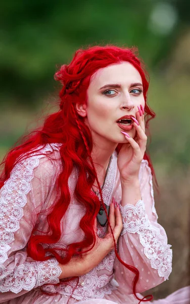 Aufgeregte Dame Mit Roten Haaren Und Einem Langen Rosa Kleid — Stockfoto
