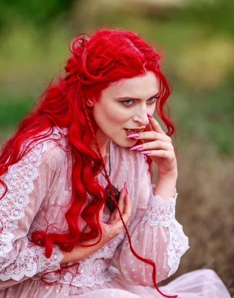 Aufgeregte Dame Mit Roten Haaren Und Einem Langen Rosa Kleid — Stockfoto