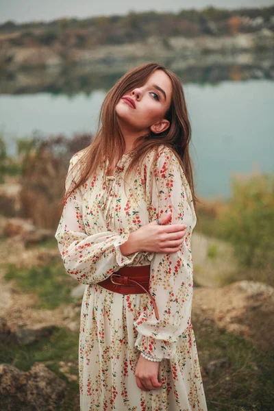 Jovem Mulher Vestido Longo Botas Marrons Junto Lago Campo Outono — Fotografia de Stock