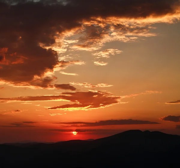 Dramatic sunset with clouds, in mountains, nature background — Stock Photo, Image