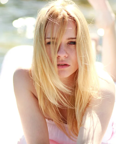 Close-up portret van blond sensuele vrouw op het strand in de zomer — Stockfoto