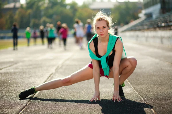 Young sporty woman workout, exercises outdoors — Stock Photo, Image