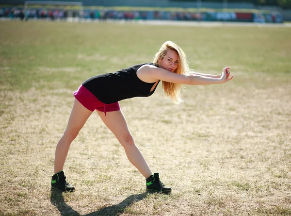 Jovem mulher desportiva treino, exercícios ao ar livre — Fotografia de Stock