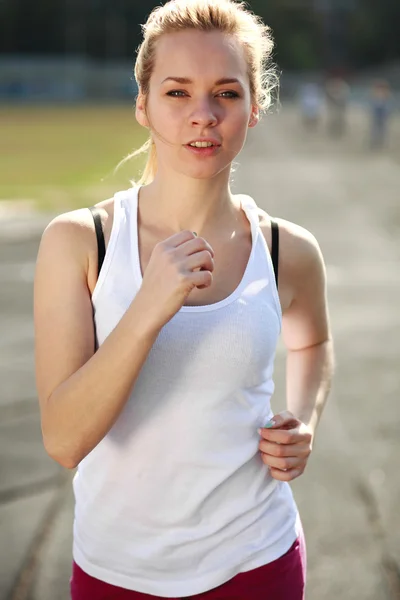 Jogging, açık havada çalışma, yakın çekim portre eğitim genç kadın — Stok fotoğraf